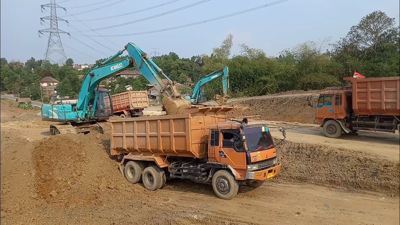 Truk Excavator, Excavator Loading Soil Into Truck, Proyek Alat Berat Belah Bukit Untuk Akses Jalan