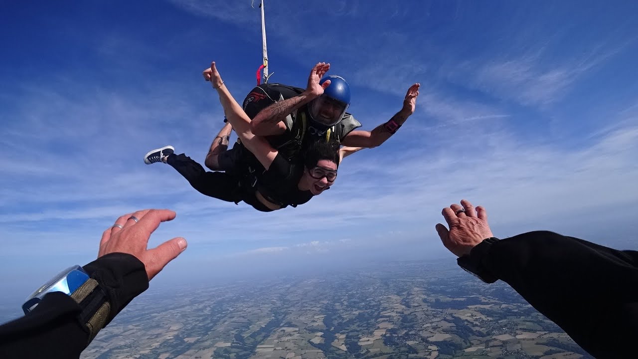 Vlogs en carton #4 : LE GRAND SAUT ! (et les imprévus qui vont avec) 🪂