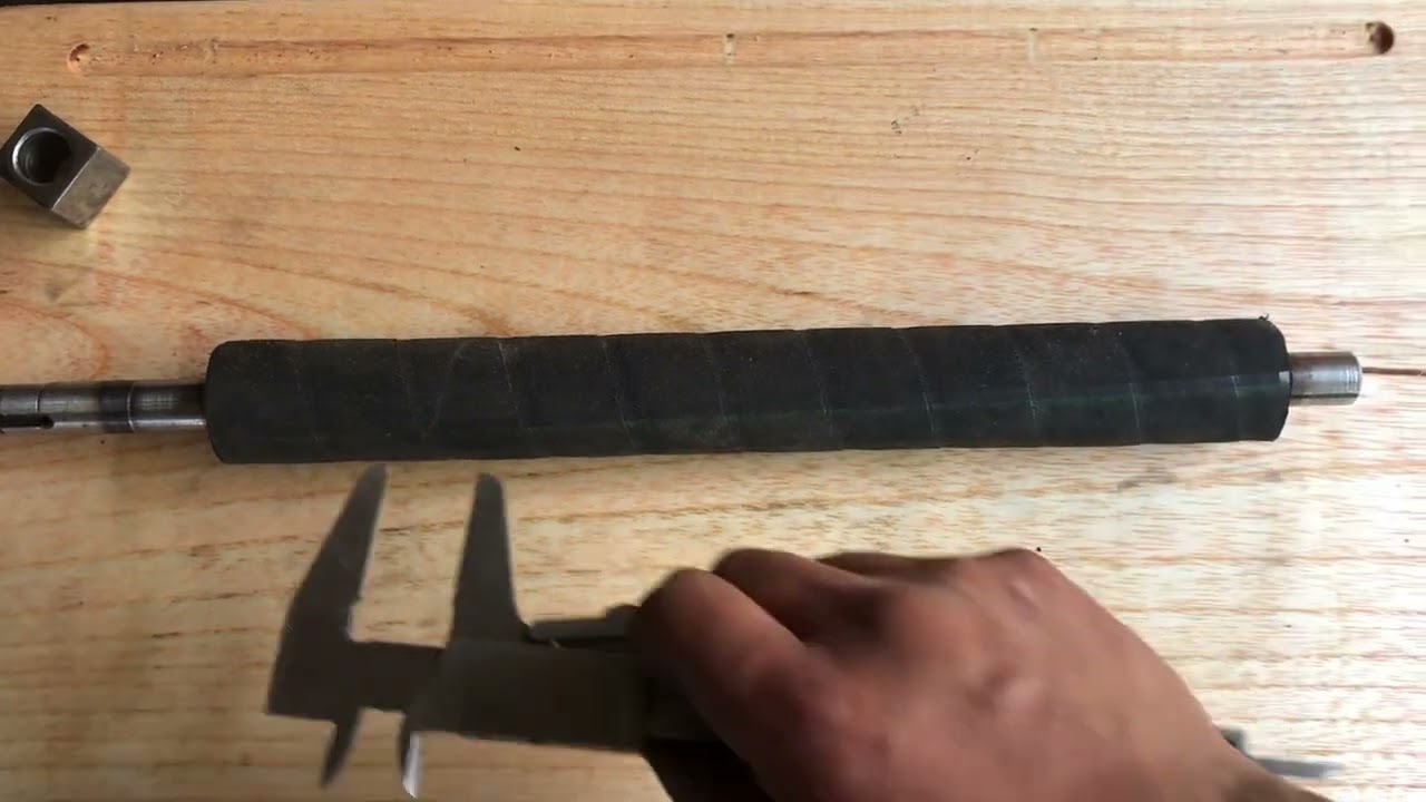 Como reparar la goma de un rodillo de cepillo para madera portátil