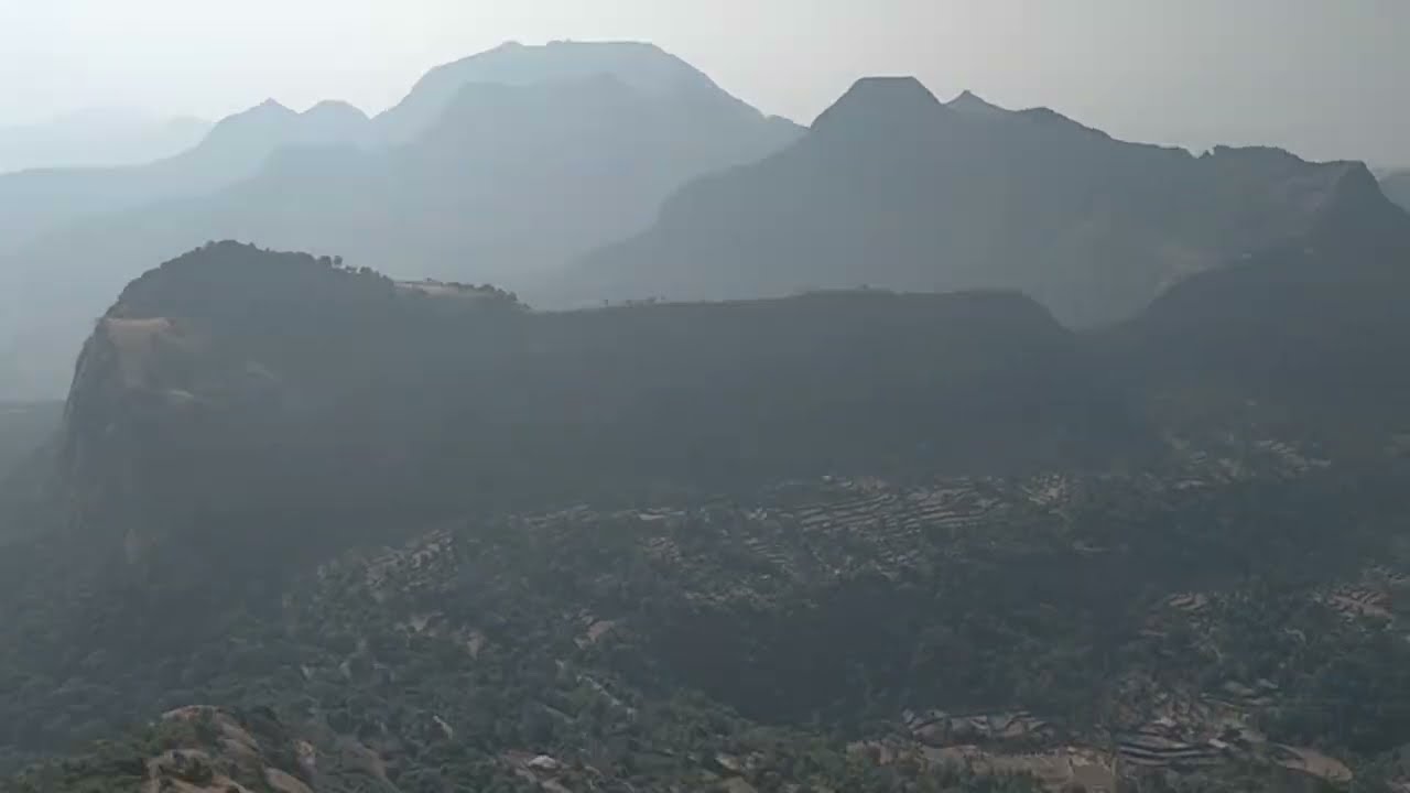 रायगड(Raigad) या मातीमध्ये शिवरायांचा श्वास आहे रायगडावरून रोपवे ने खाली येत असताना दिसणारा स्वराज्य