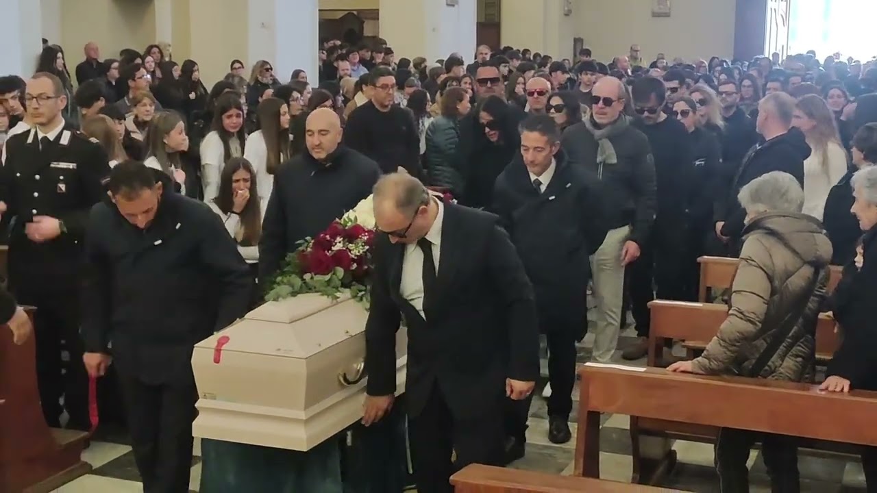 Folla commossa ai funerali di Luigi Nativi. L’appello del parroco al silenzio sulla vicenda 