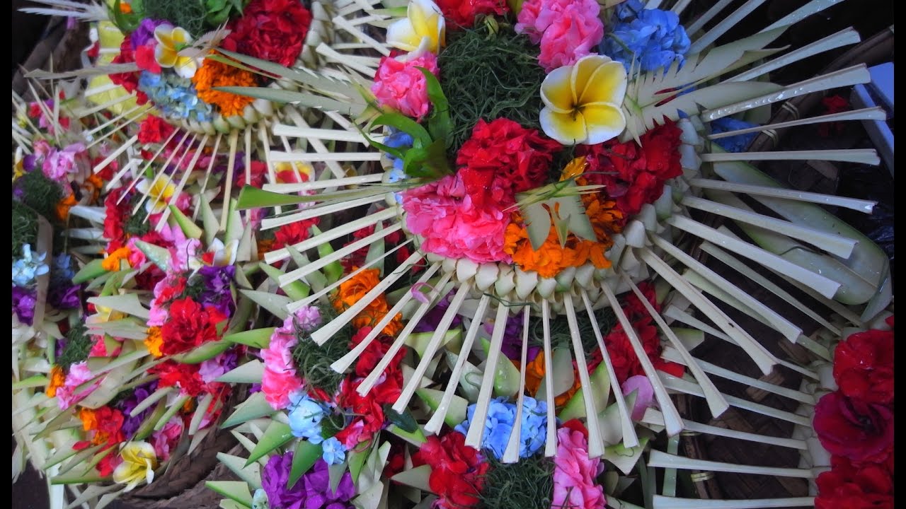 Floral Journey BALI / The making of Canang: Balinese Floral Offering'