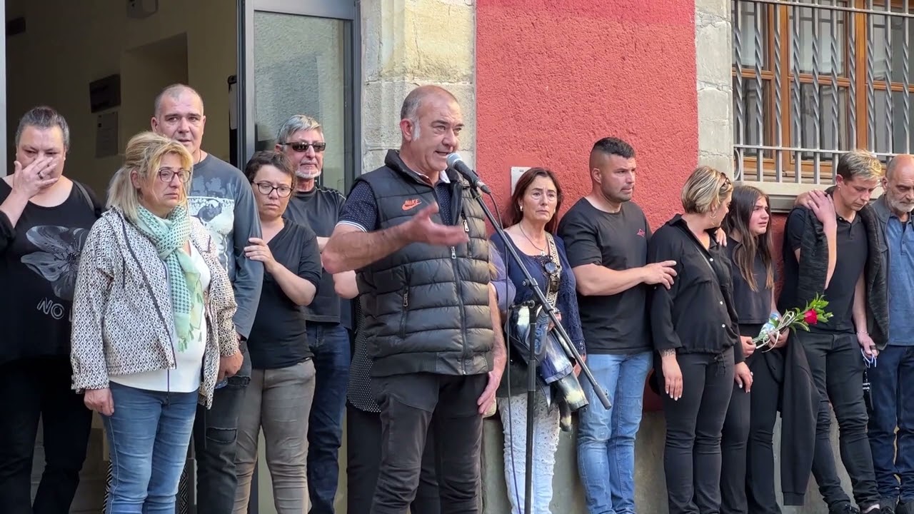 Sant Hipòlit fa un minut de silenci per condemnar l'assassinat del jove de 15 anys