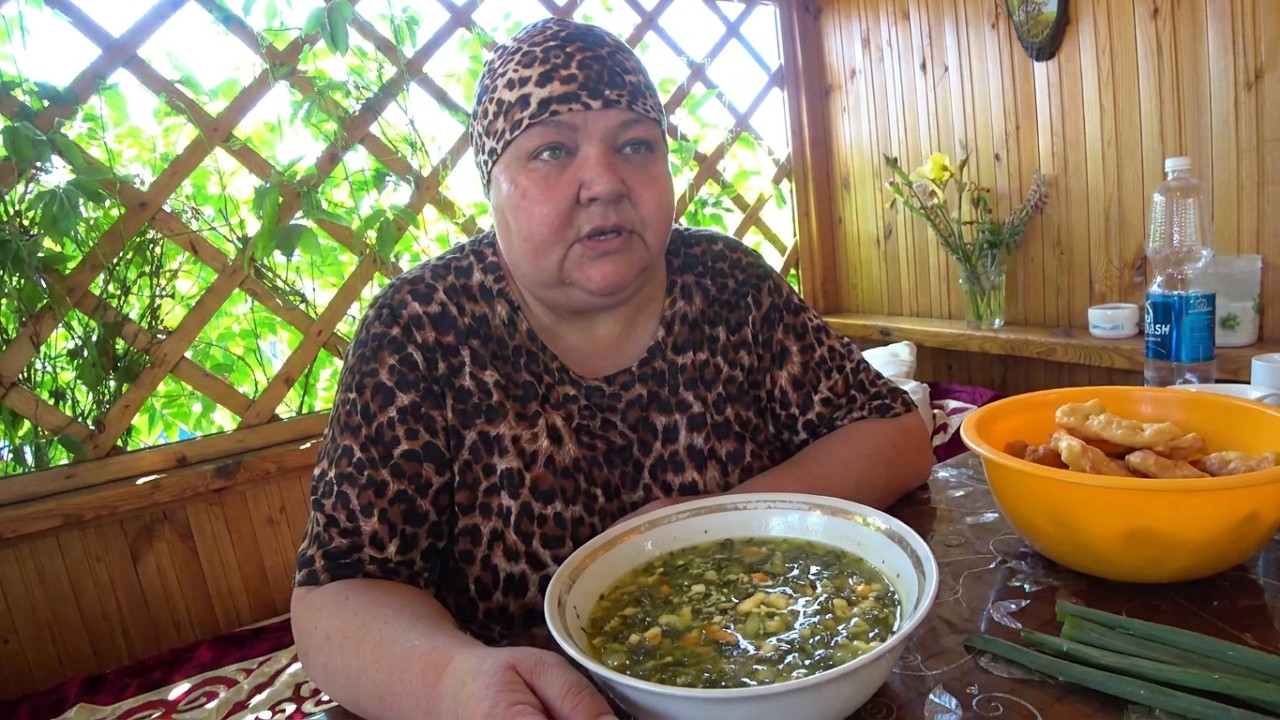 ДАЧА/УТРО НА ДАЧЕ ЛУЧШЕЕ ВРЕМЯ/МУКБАНГ СЕМЕЙНЫЙ ОБЕД ЗЕЛЁНЫЙ БОРЩ С БАУРСАКАМИ И ЗЕЛЁНЫМ ЛУКОМ