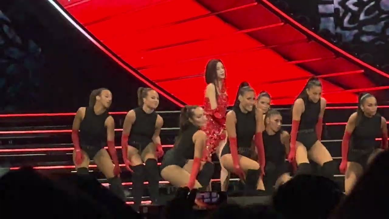 Blackpink Jisoo (Solo) - Flower fancam at 코첼라 Weekend 1 4/15/23