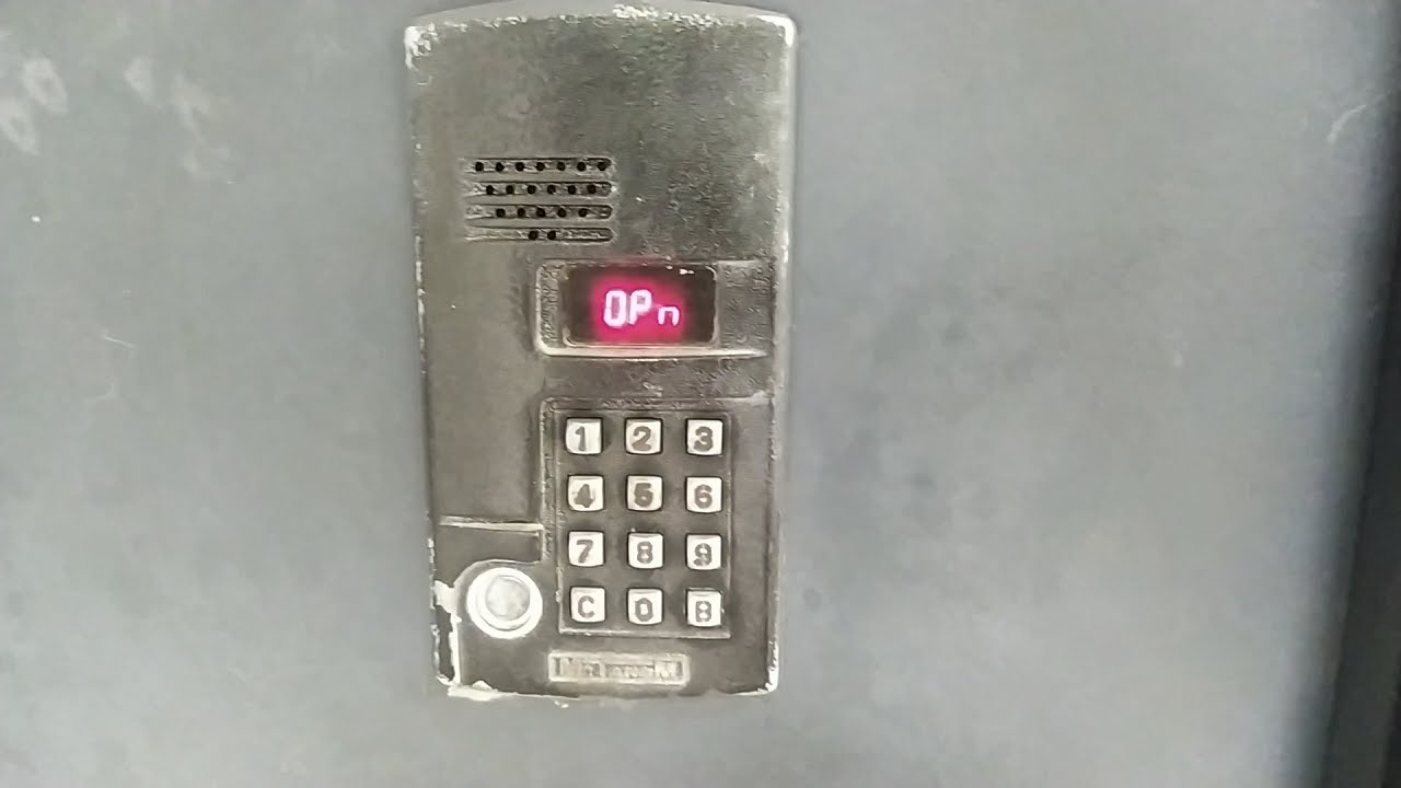 Лифт (КМЗ-1984 г.в), 2-я Садовая 112 подъезд 3, город Саратов, проект дома: 90-05, (9 этажка)