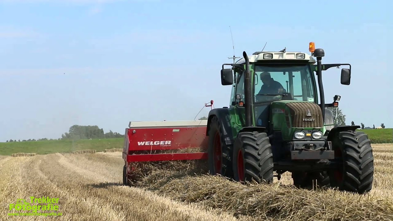 Akkerbouwbedrijf Smedema aan het kleine pakjes stro persen