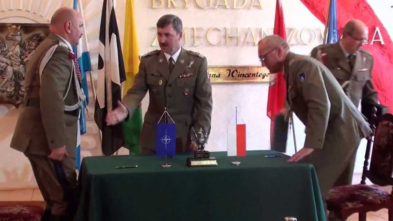 03.06.2013 - Przekazanie obowiązk&oacute;w dow&oacute;dcy Brygady (podpisanie protokołu)