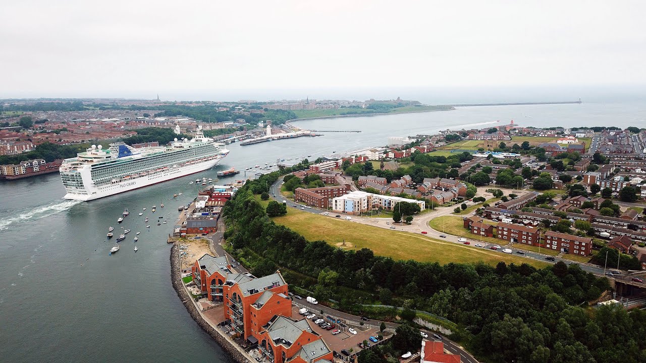 P&O Azura departing the Tyne