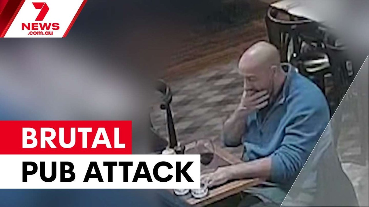 Niewidomy mężczyzna brutalnie pobity w niesprowokowanym ataku w pubie | 7NEWS