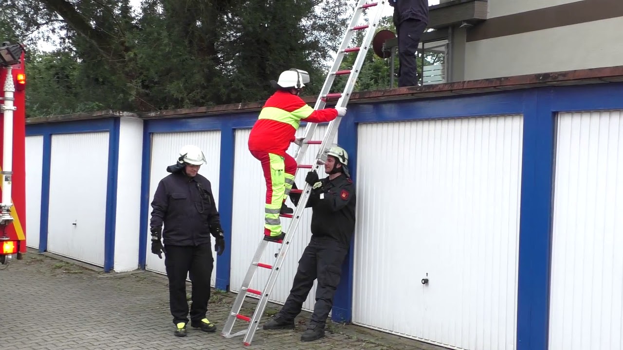 Vorführung Feuerwehr Wetter Löschgruppe Grundschöttel - Technische Rettung von einem Garagendach