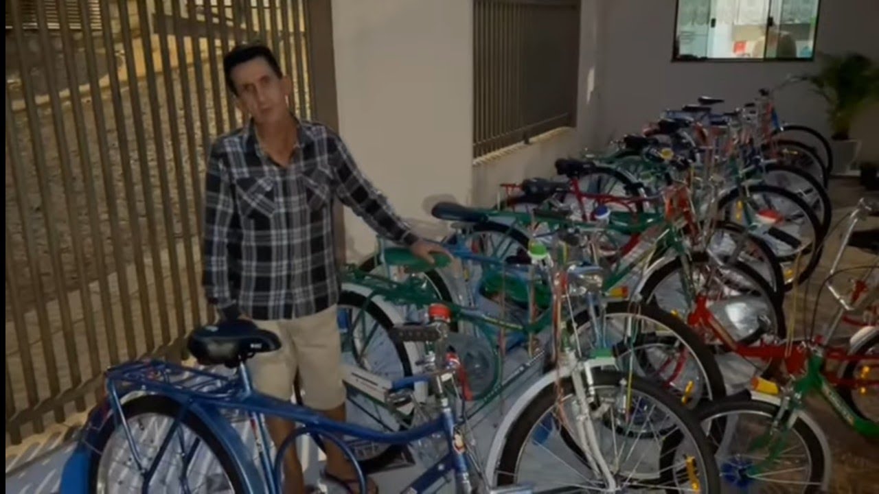 Ele está vendendo todas as suas bicicletas antigas.