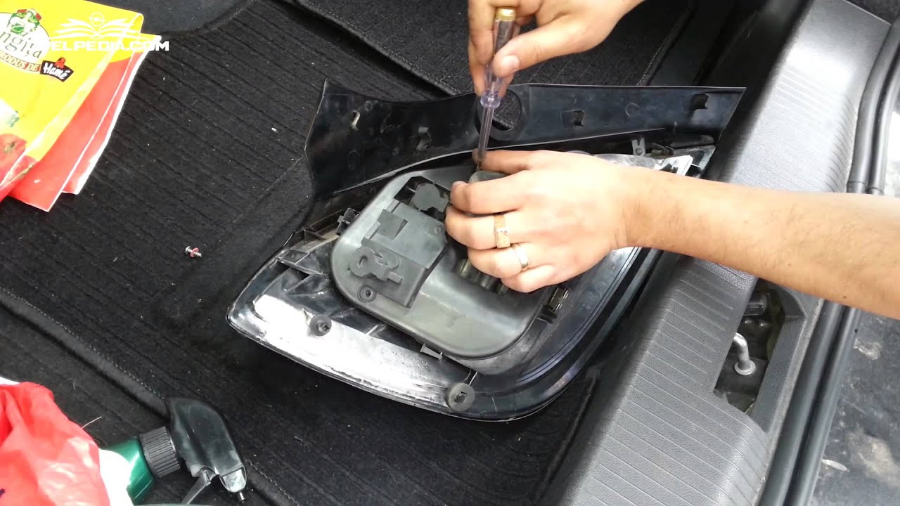 Opel Astra H Tutorial: How To Replace A Brake Light