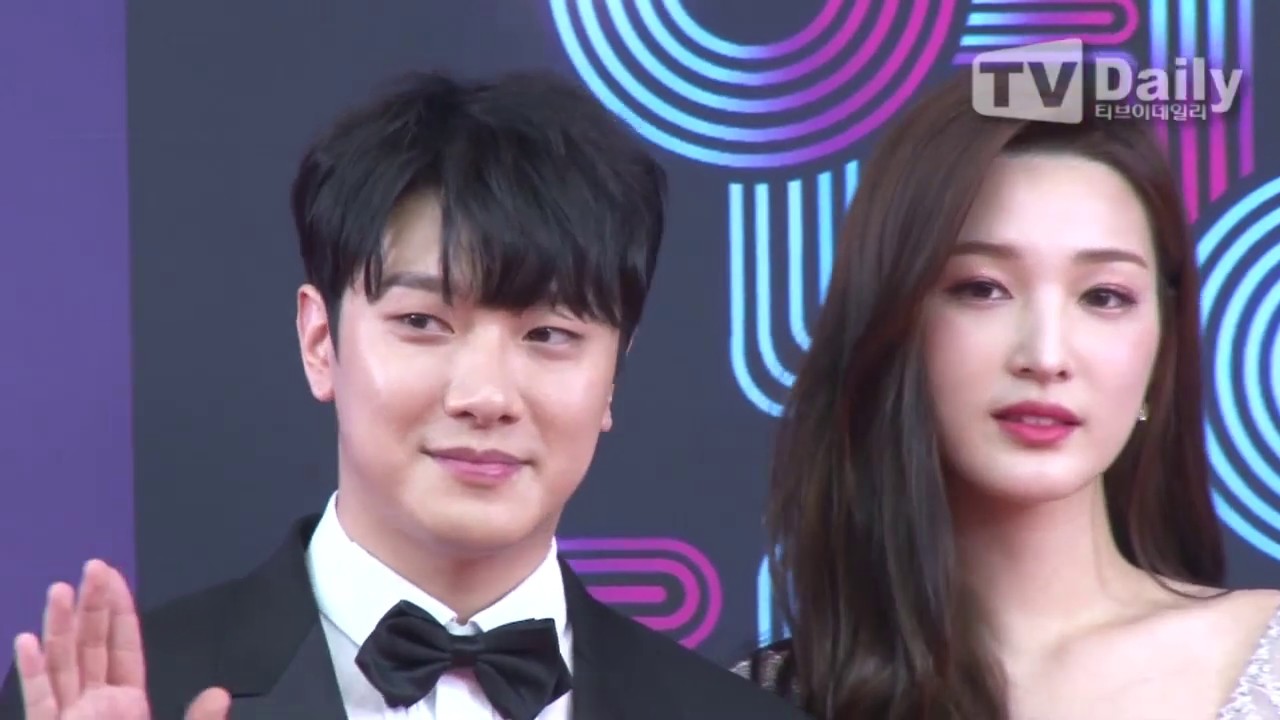 [TD영상] 최민환(Choi Min Hwan)♥율희(YULHEE) '비주얼 부부의 달콤한 입맞춤'