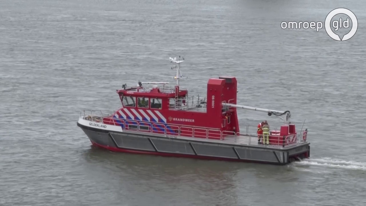 Spectaculaire redding passagiers motorjacht bij Waalbrug