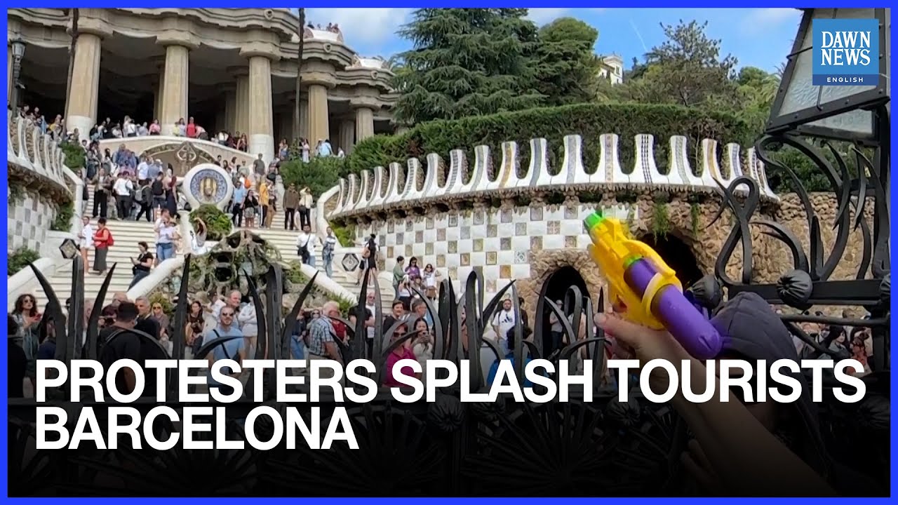 Protesters Douse Tourists with Water in Barcelona on World Tourism Day | Dawn News English