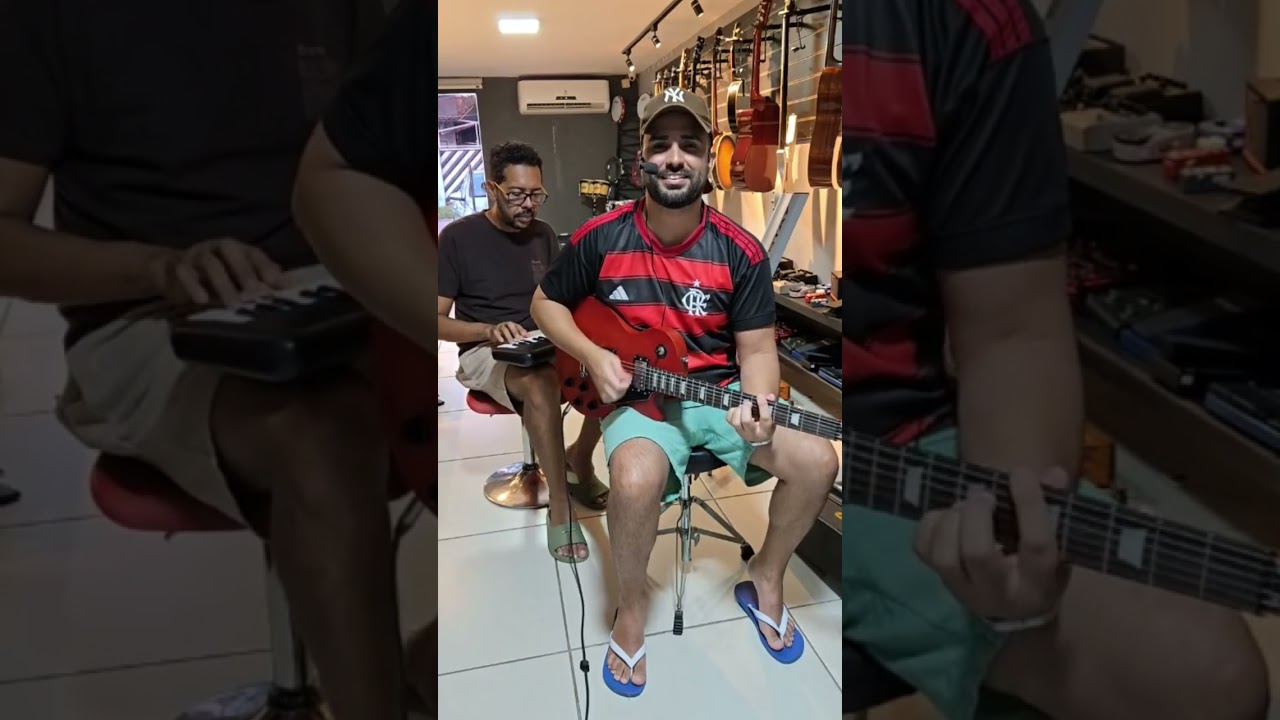Tocando músicas do chiclete com banana.