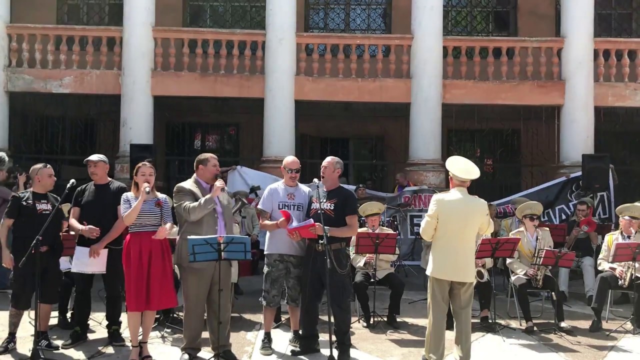 La Banda Bassotti esegue Fischia il Vento in italiano e russo, con la banda municipale in Donbass