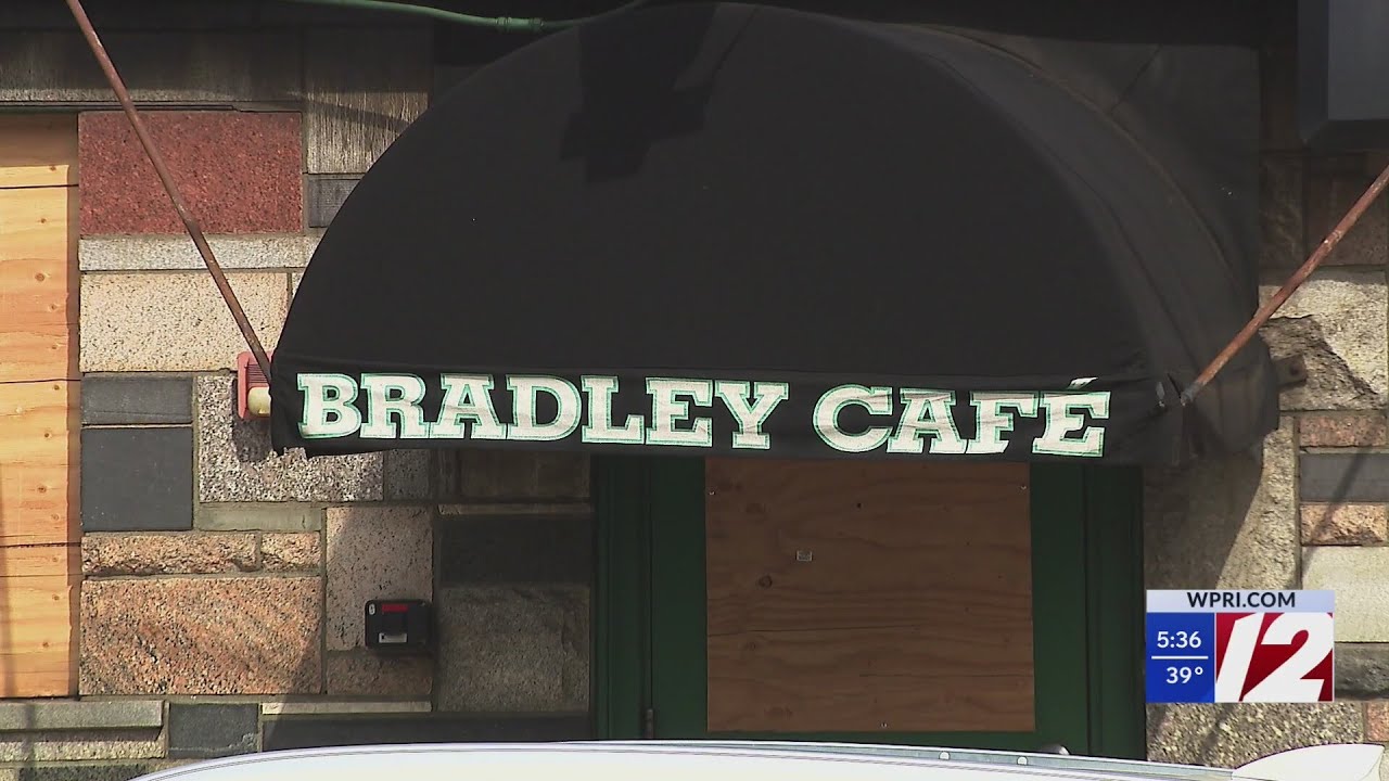 Жители района объединились в поддержку кафе Bradley's после пожара.