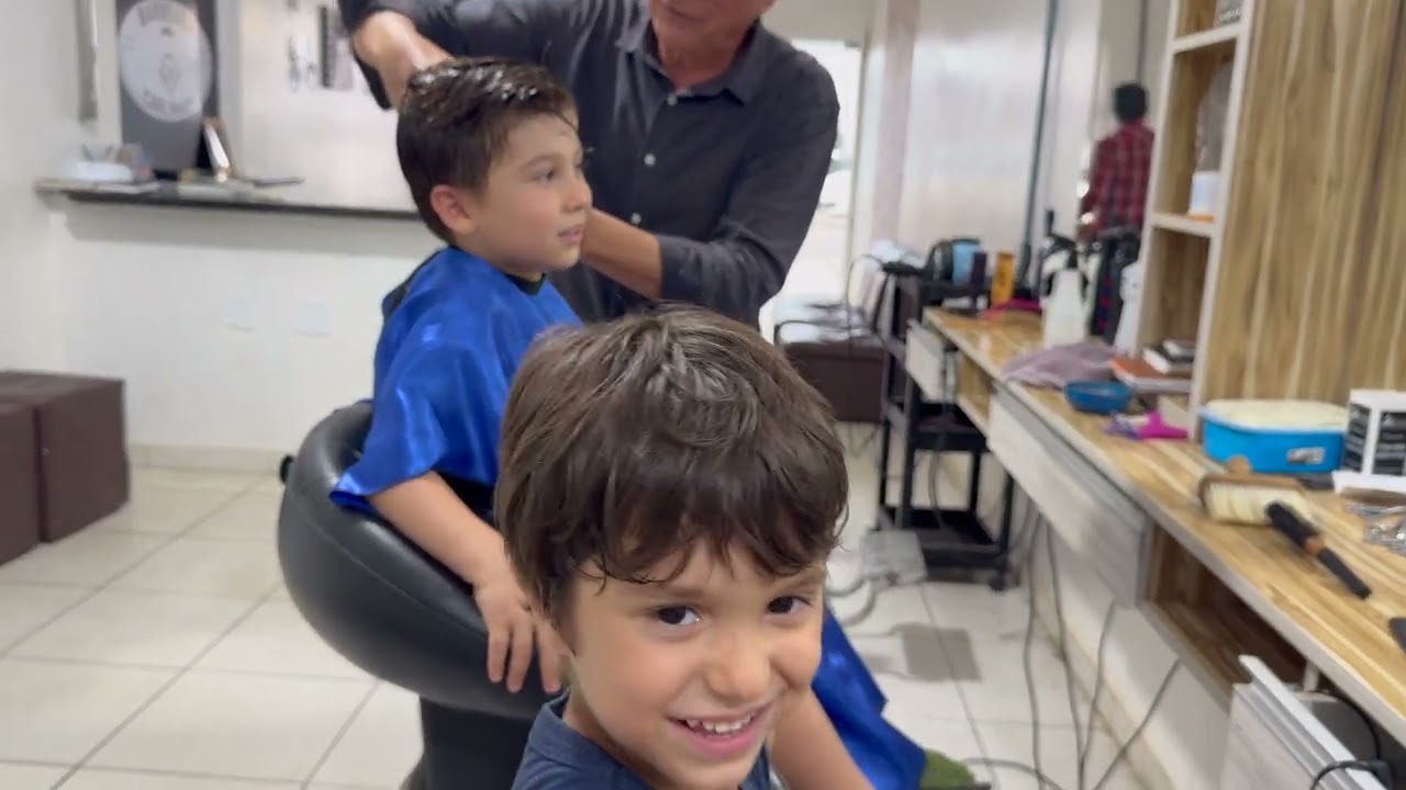 CORTANDO OS CABELOS DE UM JEITO MUITO ESPECIAL - Davi e Theo