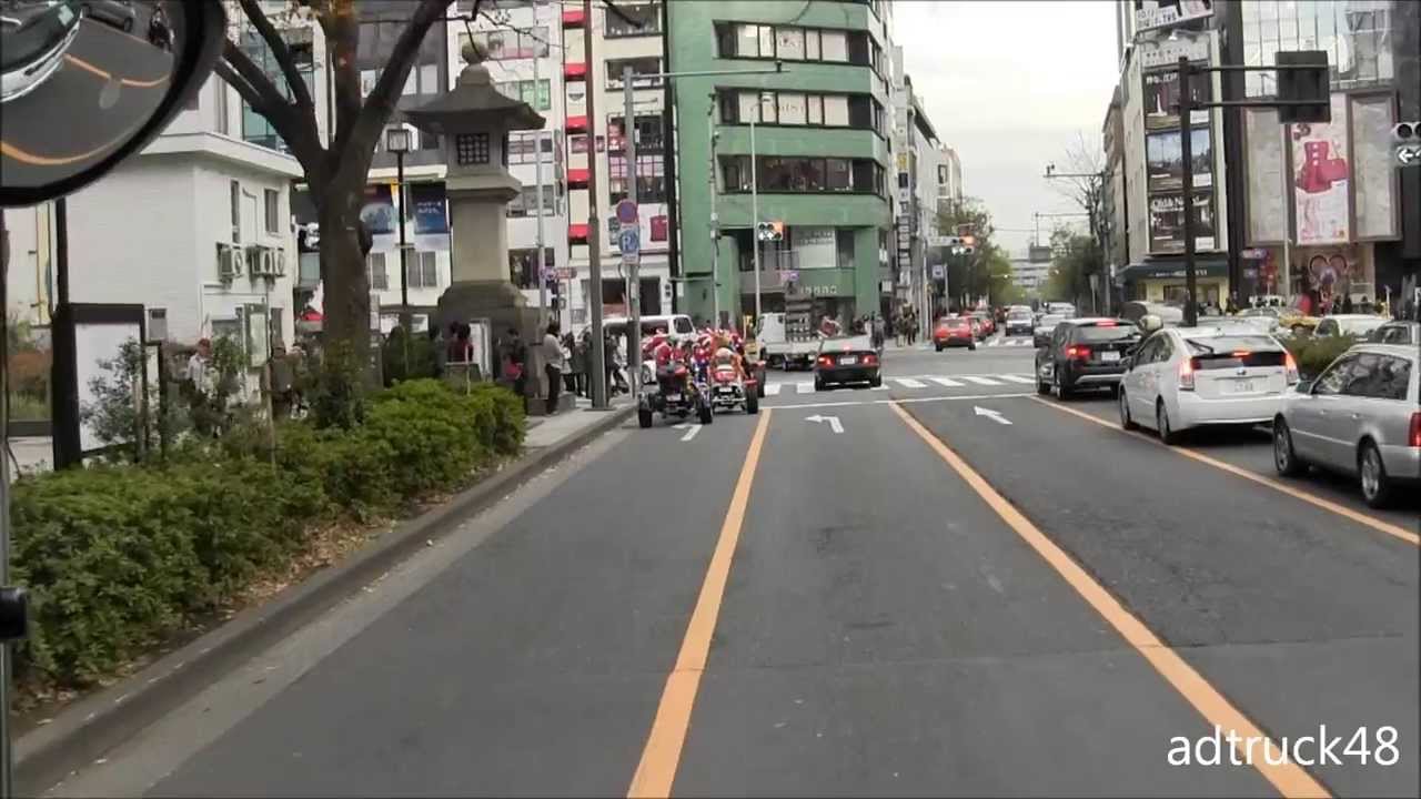 Xmasトイラン　原宿、表参道を走るバイクに乗ったサンタたちのパレード