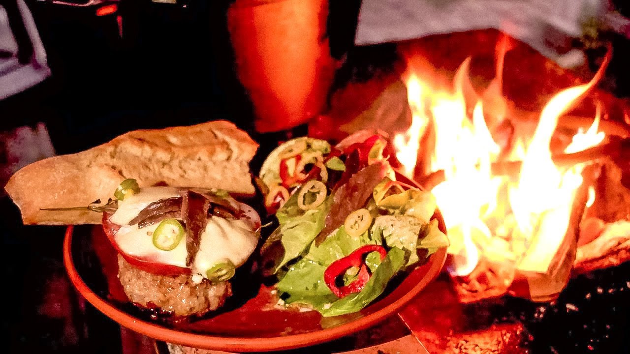 Italienische Polpette mit Mozzarella und Sardellen an frischen Fr&uuml;hlings Salaten