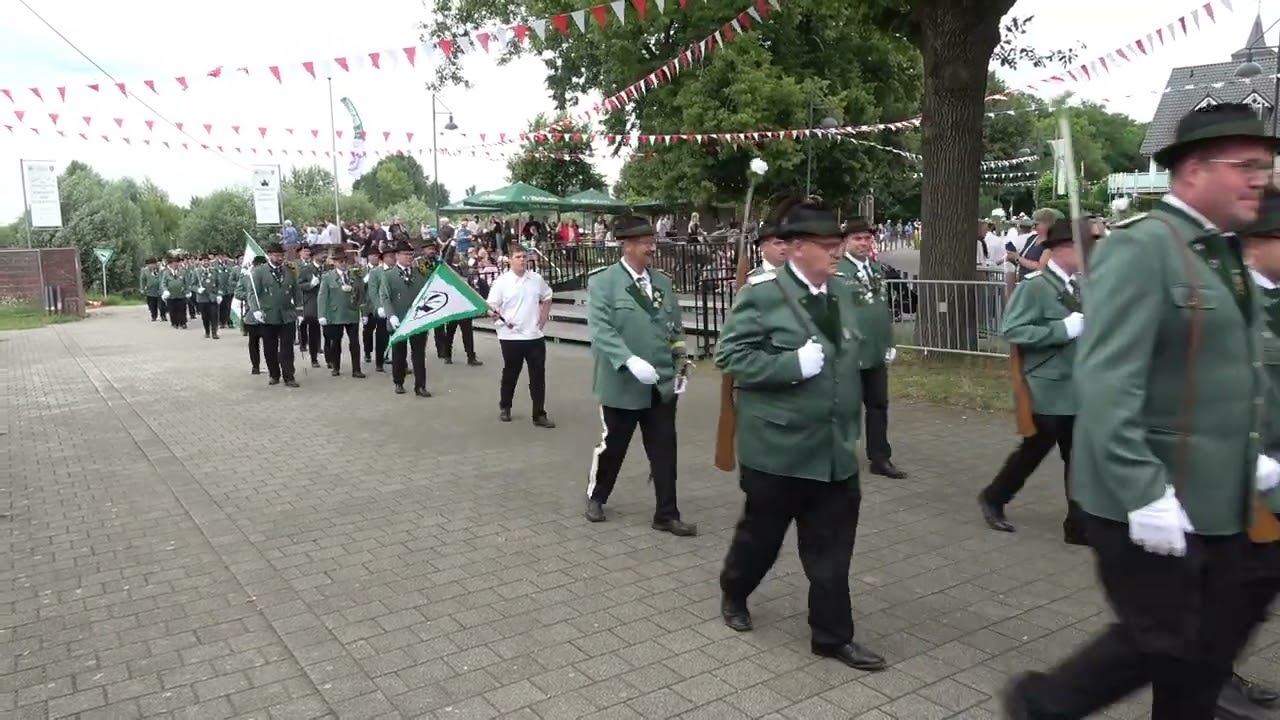 Schützenfest 2024 in Dormagen/Stürzelberg. Aufmarsch der Hubertusschützen zu Königsparade