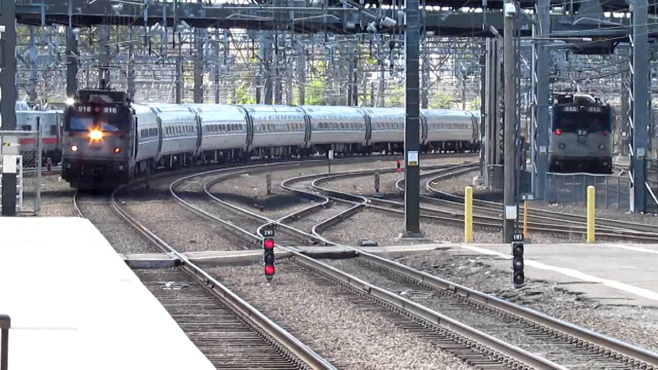 Amtrak Train 172 with AEM-7 #916 Arrives New Haven.