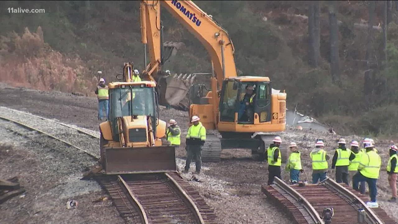 Train derails, blocks roads in downtown Hiram