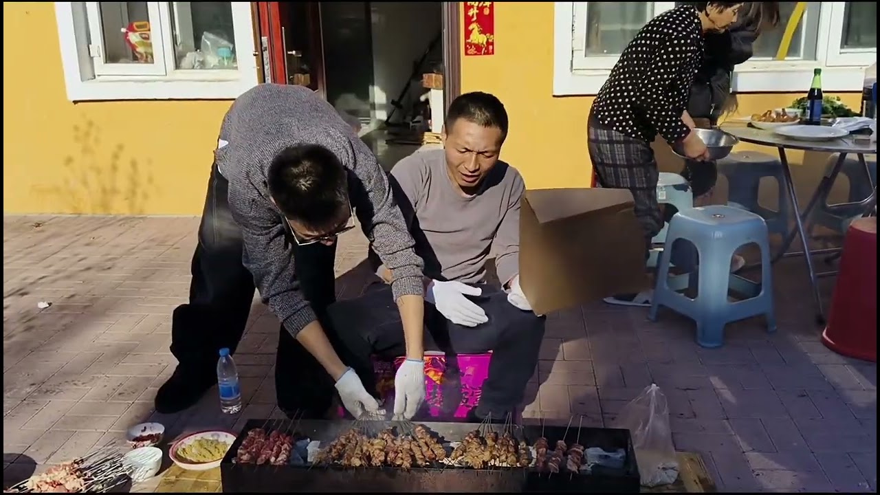 小刚独创的烟熏火燎大肉串，姐夫徒手抓火盆，吃的满嘴黢黑