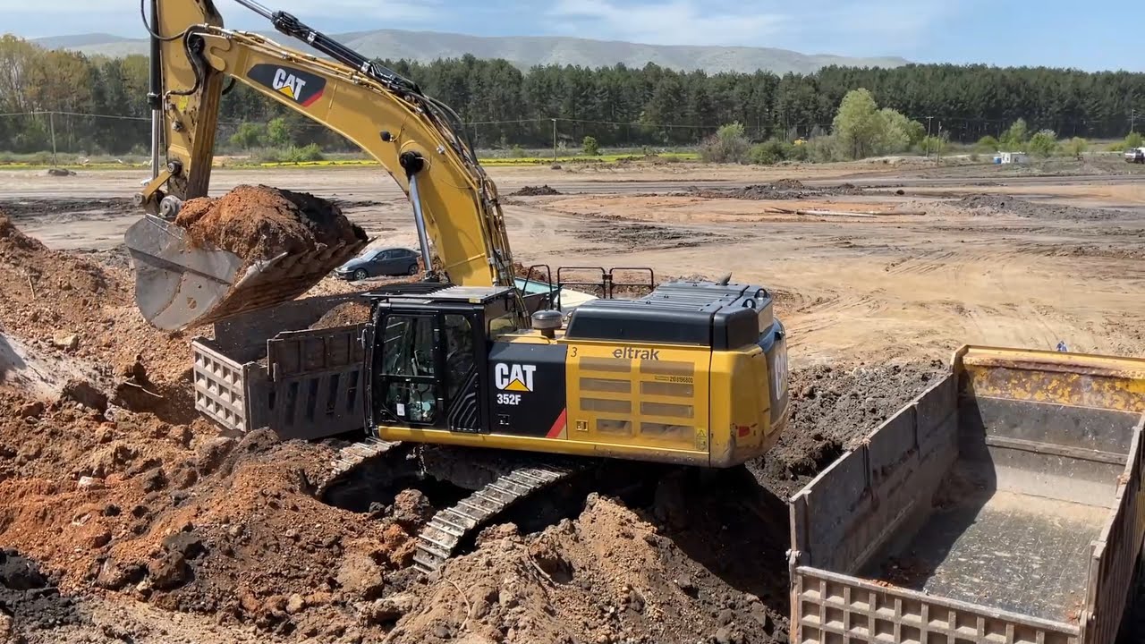 Excavator Caterpillar 352F Loading Trucks