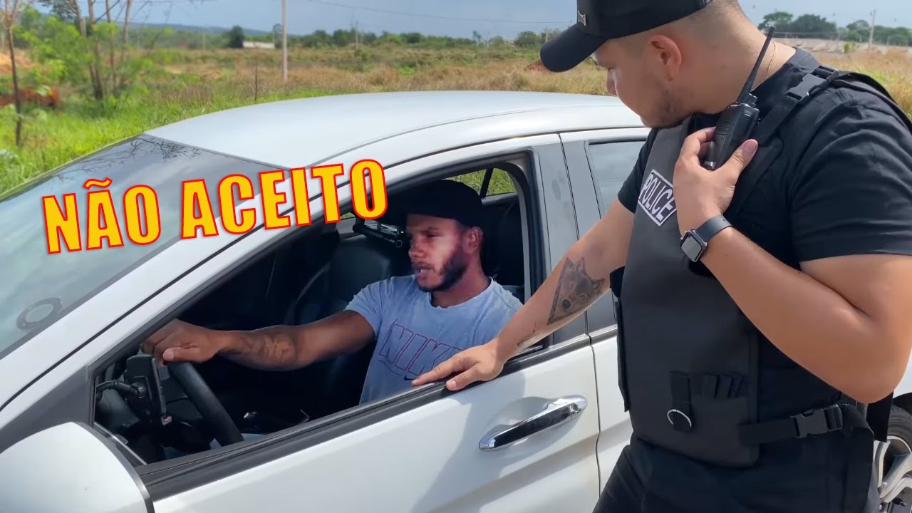Policial folgado tomando grande lição.