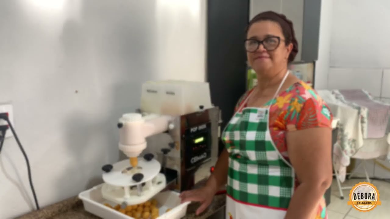 Como fazer bolinha de queijo 20g na máquina de salgados | Passo a passo com Débora Salgados