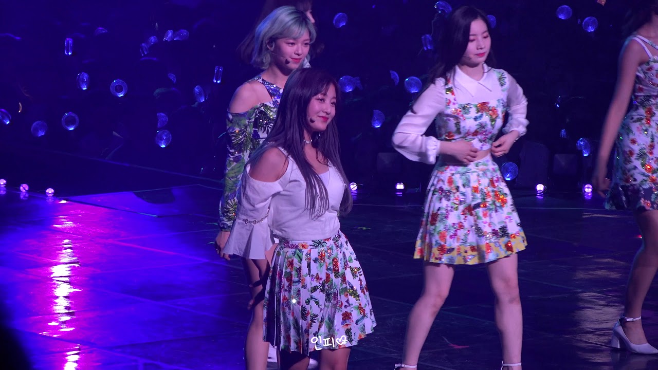 180518 TWICE 트와이스 지효 - Likey (TWICE Land Fantasy Park)