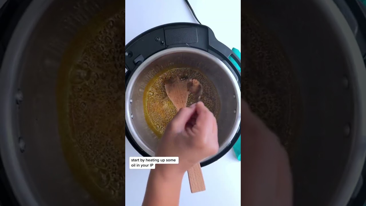 ⁣Instant Pot Chicken Curry 🇬🇾⁣ ⁣ RECIPE⁣ 1 small yellow onion⁣ 8 cloves of garlic⁣ 4 scallions ⁣
