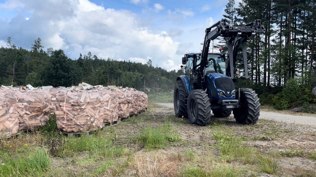 Valtra A115 kjører hjem årets ved
