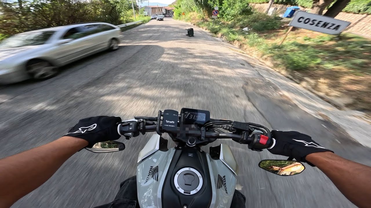 Just Dance - Lady Gaga, HONDA CB 125 R Free Ride ** NEARLY MISS **