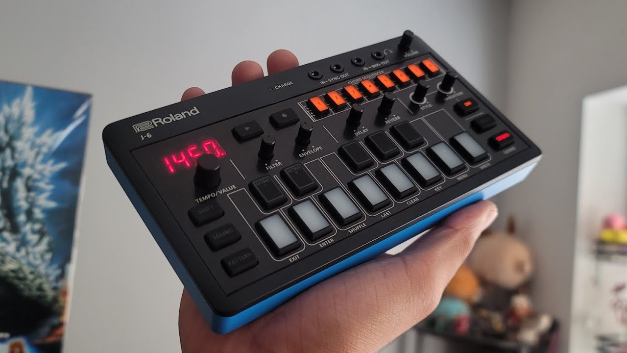 INCREDIBLE PORTABLE SYNTH!! - Music Time EP.4 (Waoki Music) 