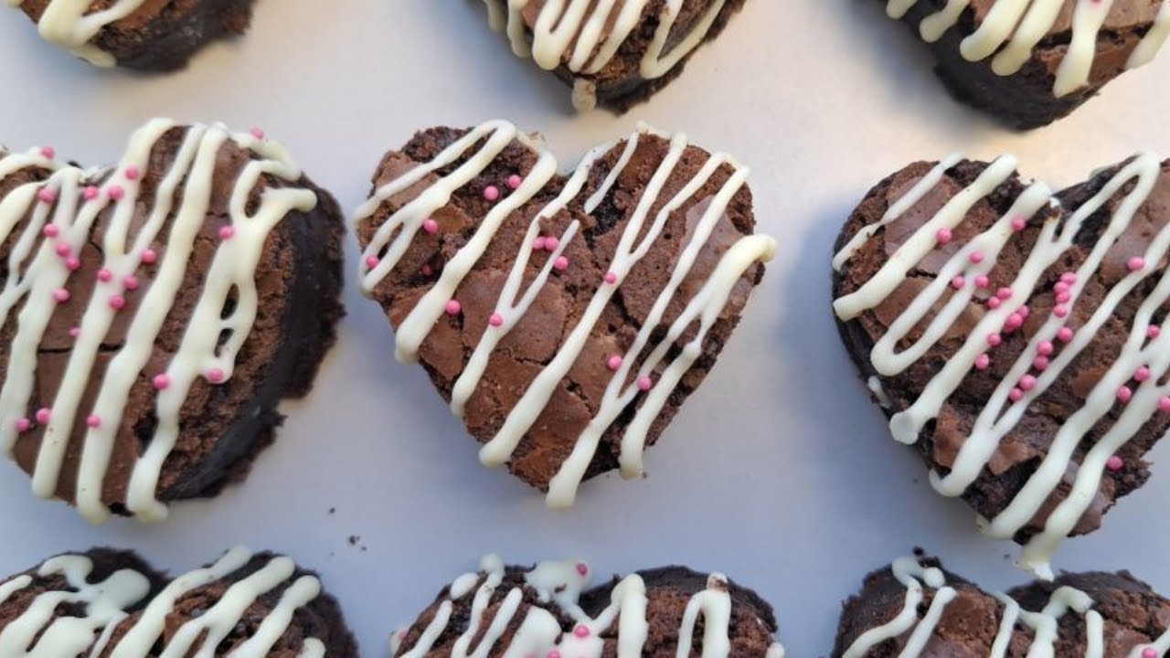 The Cutest Valentine&rsquo;s Day Treat: Mini Heart Brownies! ♡ Bake With Me