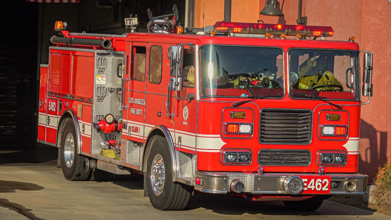 LAFD Engine 462 , FR64 & RA833 Responding