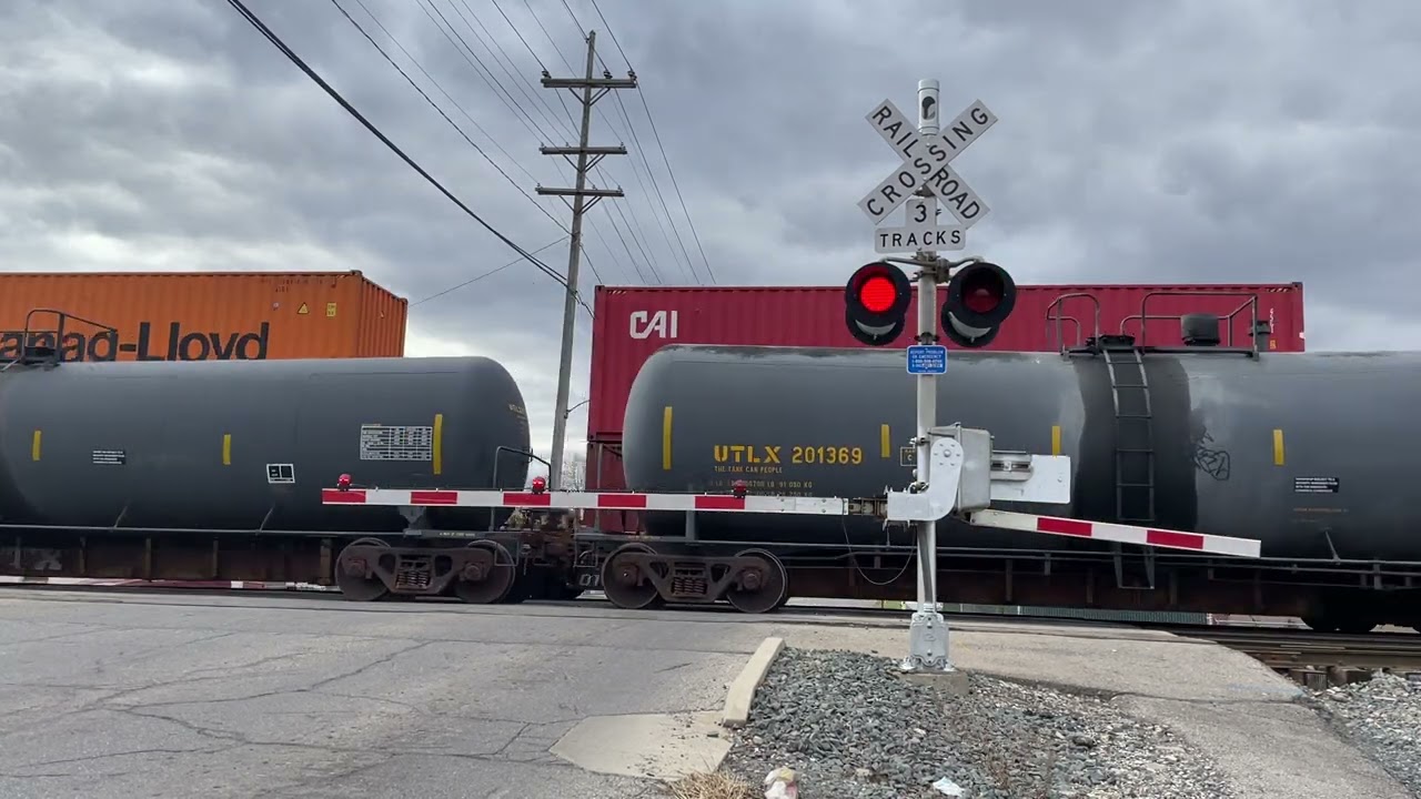 NS 3639 Leads Intermodal South & Meets NS 9829 North | Silver St. Railroad Crossing #2, Marion, OH