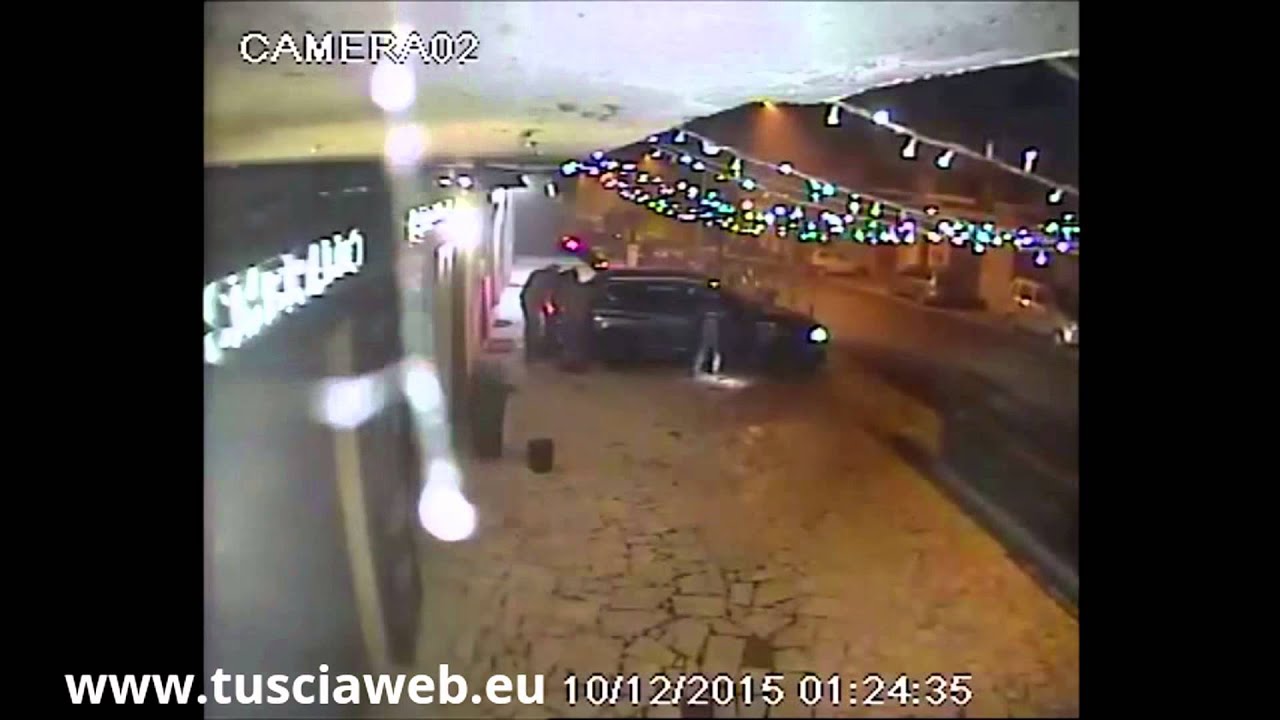 Furto nella notte in gioielleria - I ladri in azione