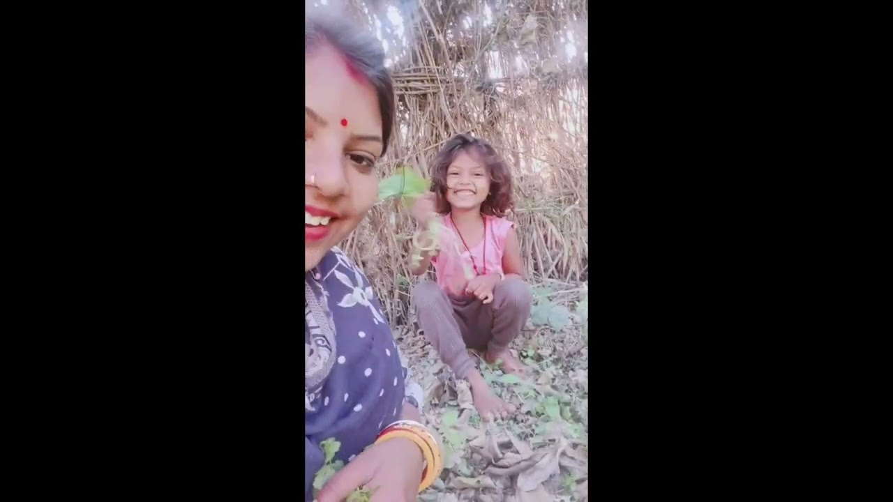 अपने छोटे से खेत में मां बेटी मस्ती करते हुए 