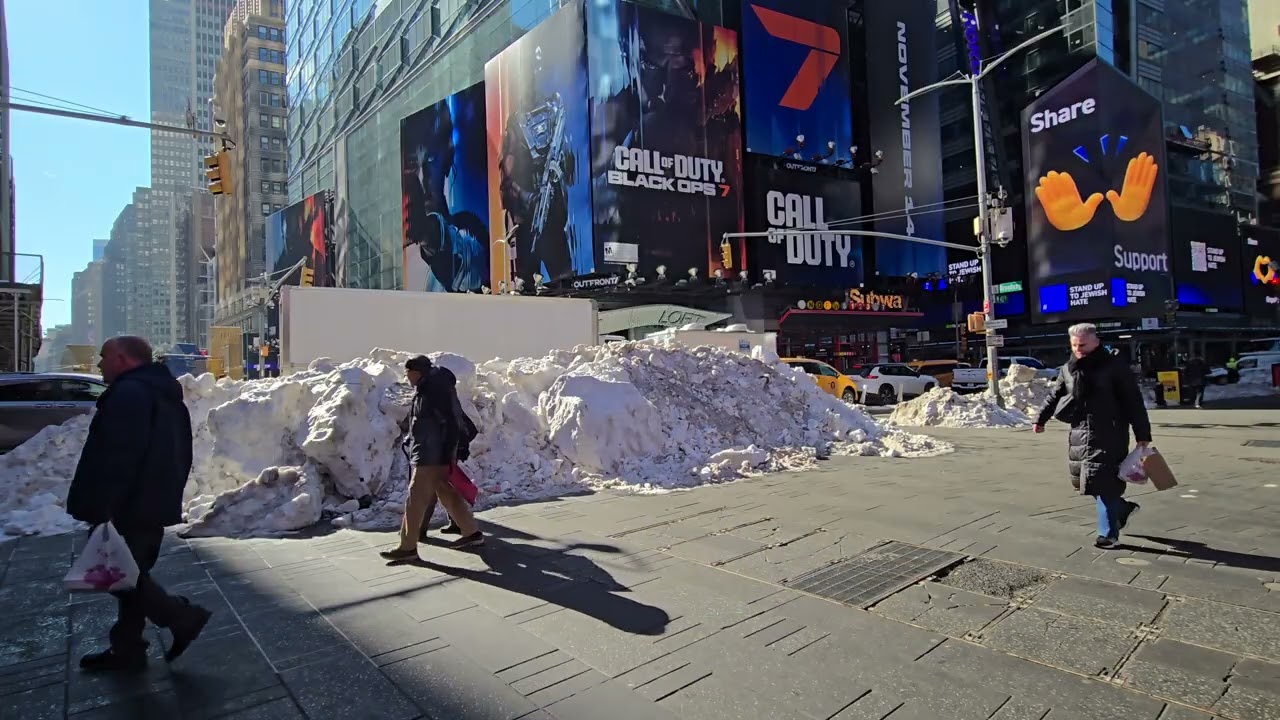 Manhattan, New York | 12:00 | Urban View 021 | Times Square Winter Street