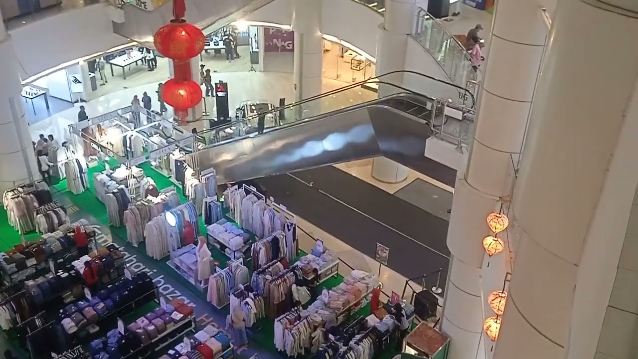 SENANG NAIK TURUN LIP DI MOLL