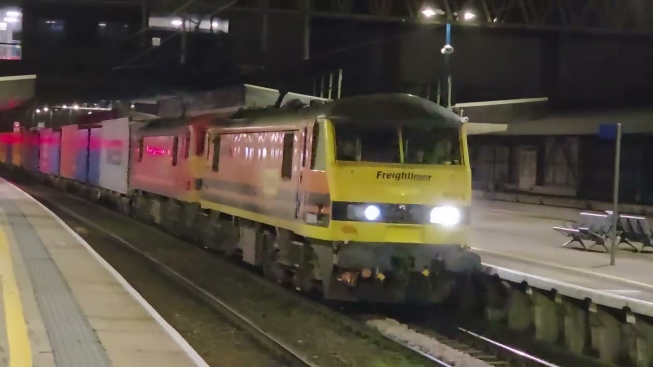 90014 & 90040 - 4S88 Felixstowe to Coatbridge - crawling through Stafford P5 then onto the downfast