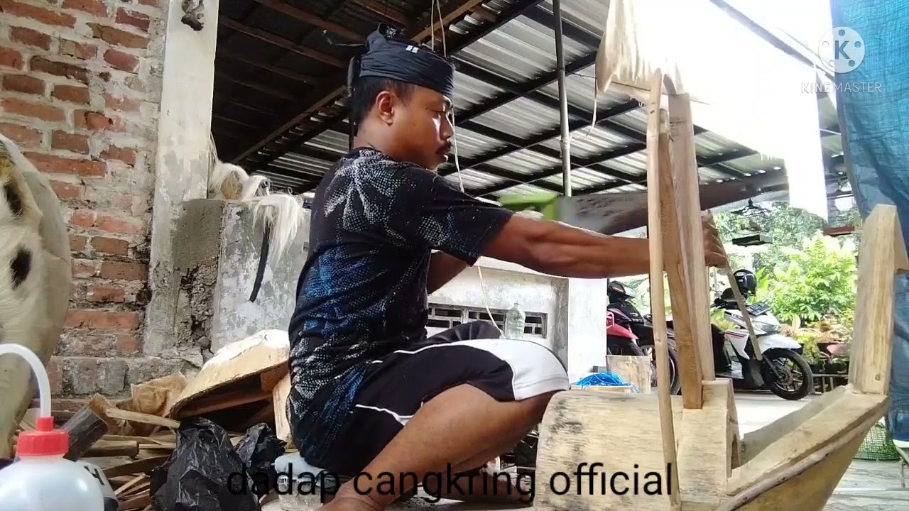 cara mudah memasang dan membelah rotan .untuk menjadi kerangka kepala reog
