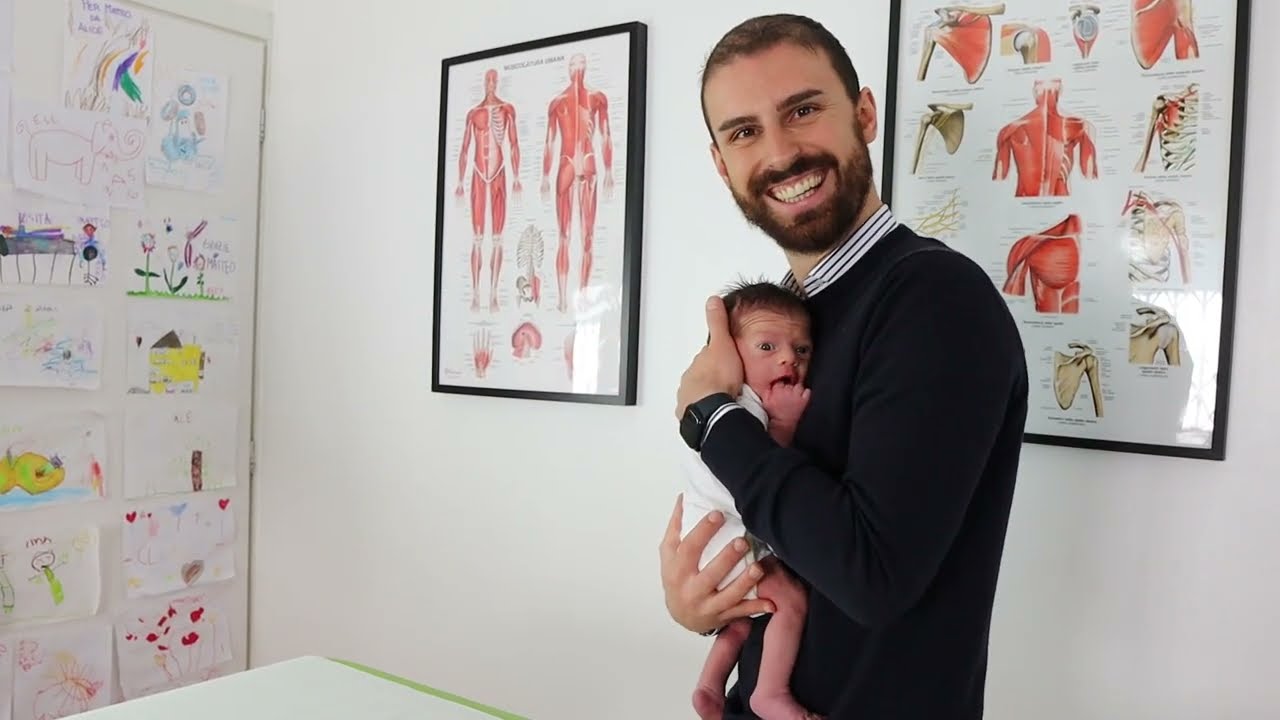 Come Prendere e Tenere in Braccio un Neonato [ Postura Corretta ]