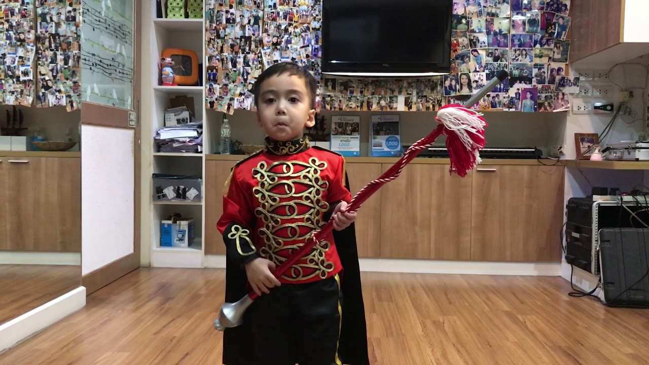 น้องเก็ท (ซ้อมดรัมเมเยอร์ควงคฑา) อายุ 4 ขวบ ร.ร.โสมาภา3 ชั้น อ.2(Voice & Dance Class)