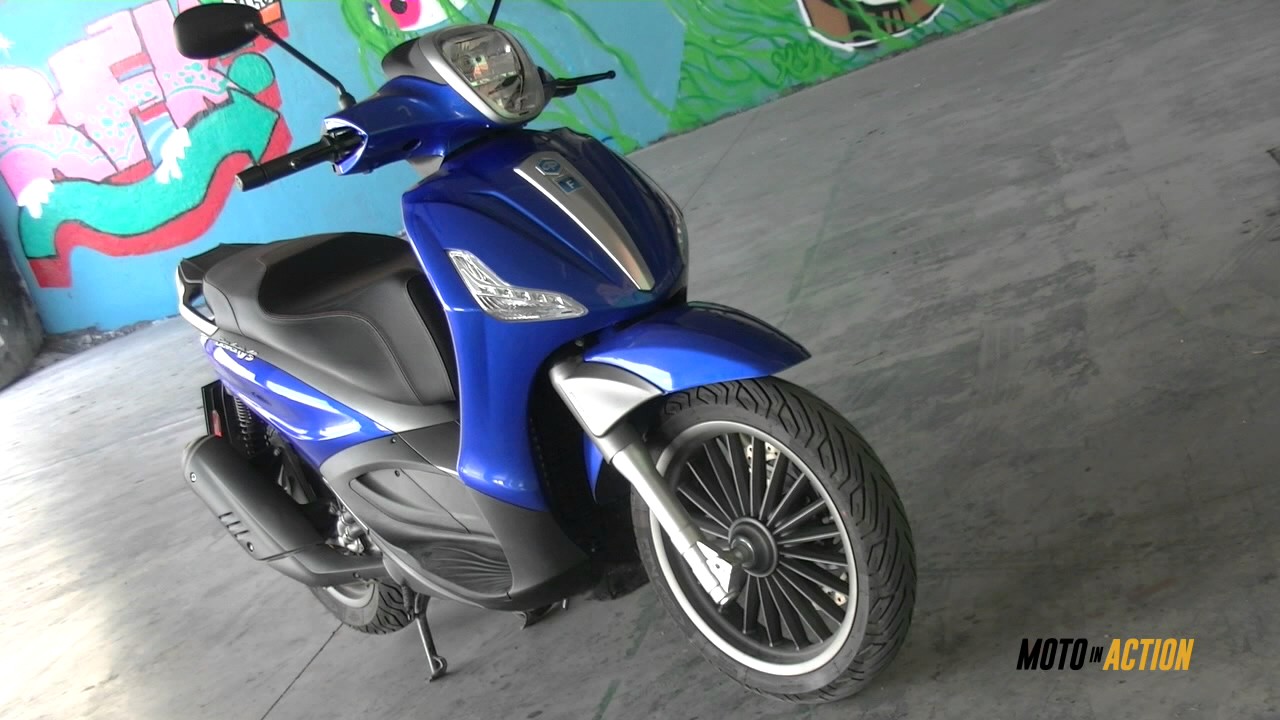 Piaggio Beverly 300s Test Ride Moto in Action